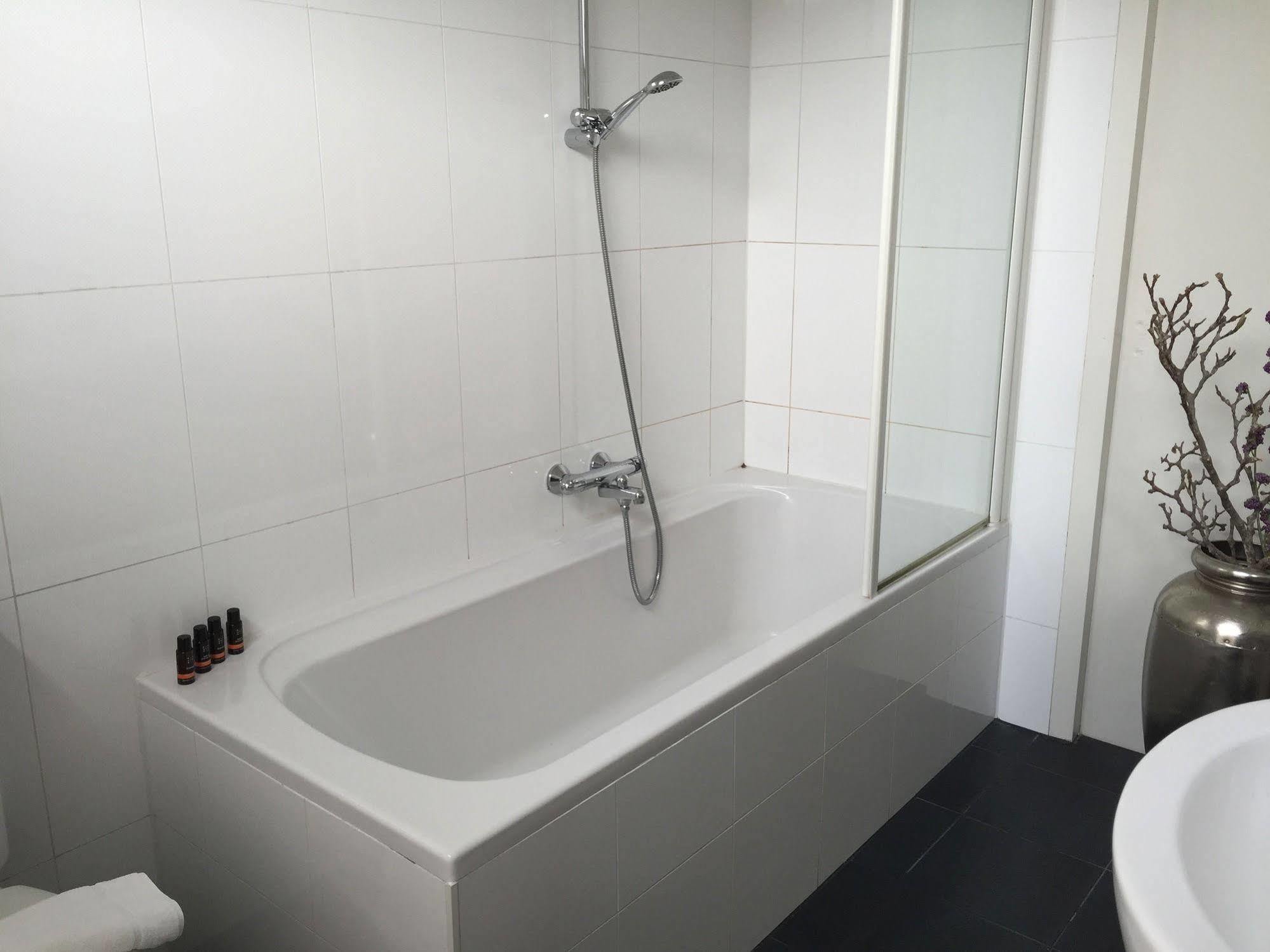 Nine-T-Teen Bed And Boutique Amsterdam Bagian luar foto